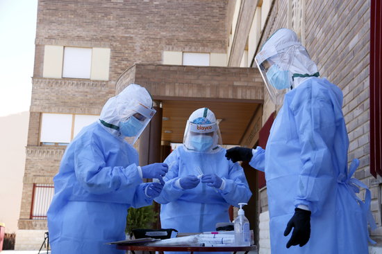 Doctors prepare PCR tests at an Aitona nursing home on July 7, 2020 (by Laura Cortés)